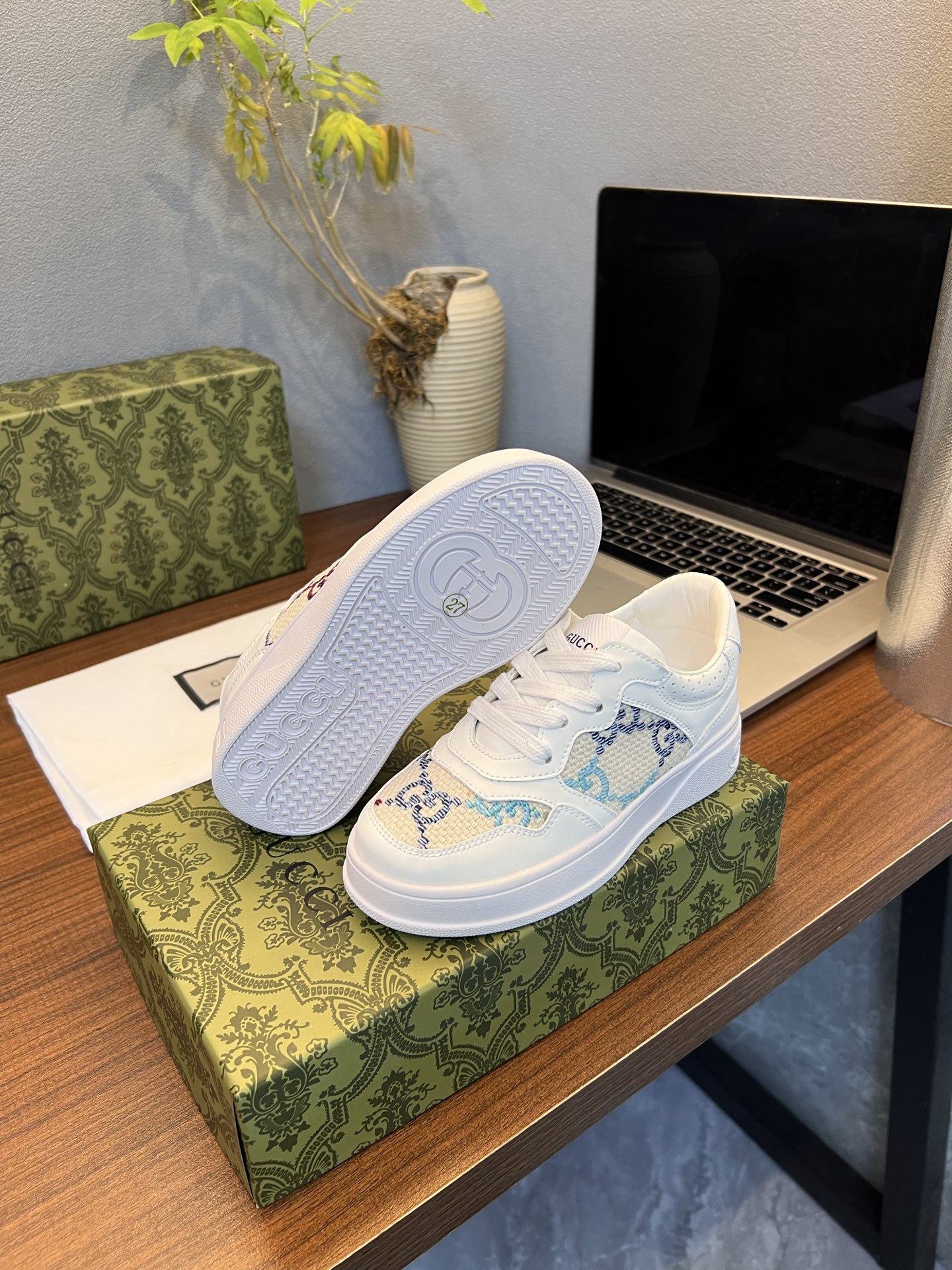 Children's shoes child